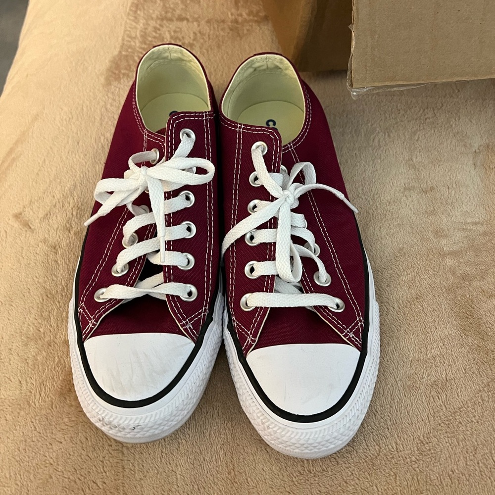 Maroon converse